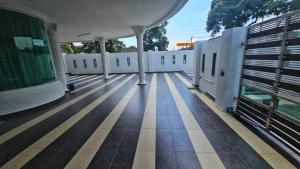 Cozy Large Corner House with garden at Tampoi Indah