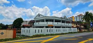 Cozy Large Corner House with garden at Tampoi Indah