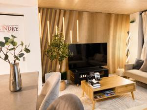 AfterGlow Luxury Downtown 2BR Near Cruise Port & BC Place
