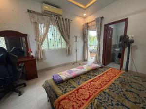 Cactos Pool & Palms Local Stay