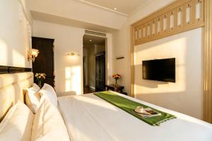 景兰王庭酒店Jing Land Hotel Lunag PrabangMount Phousi Sunset View Hotel Enjoy sunrise sunset with full views of Luang Prabang and the Mekong River