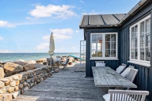 Relaxing Holiday At The Waters Edge