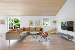 New Modern Holiday Home Near The Beach And City