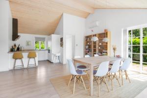 New Modern Holiday Home Near The Beach And City