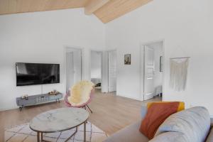 New Modern Holiday Home Near The Beach And City