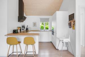 New Modern Holiday Home Near The Beach And City