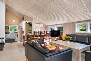 Summer House In Beautiful Nature In Brunshuse