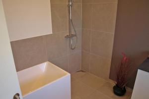 Nice Holiday Home 100 Meters From The Water