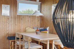 Well-Kept 70S Holiday Home Near The North Sea