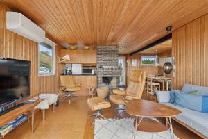 Well-Kept 70S Holiday Home Near The North Sea