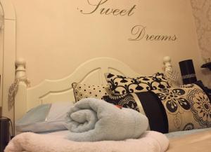 Double Room with Shared Bathroom (8) room in Baytree House