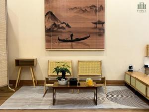 Essence Gallery