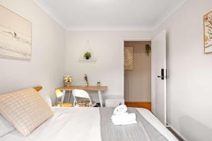 Bright & Comfy Double Room - Cozy and Well-Connected - Shared Bathroom and Amenities