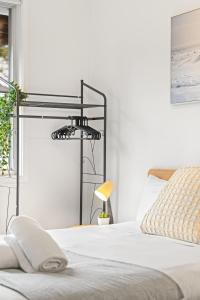 Bright & Comfy Double Room - Cozy and Well-Connected - Shared Bathroom and Amenities