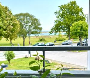 Seafront Lux Apt, Central, Beach, Direct Airport Metro