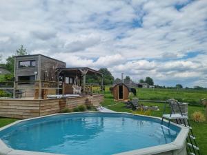 Tiny housse serenity avec jacuzzi et piscine