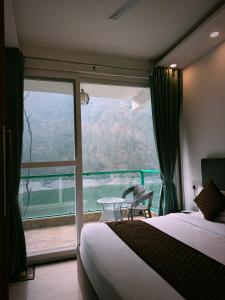 Allure Lake Front by Maars Hospitality