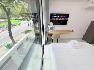 Spacious & Modern Studio w Kitchen Fox Living Suites