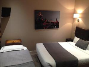 Hotels Hotel Cosy Monceau : Chambre Triple avec 1 Lit Double et 1 Lit Simple