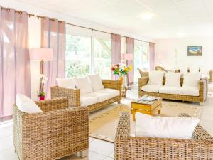 Chic Lakeside Apartment Escape