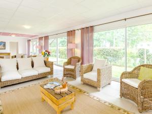 Chic Lakeside Apartment Escape