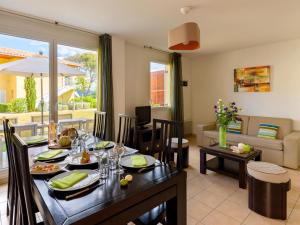 Sea View Apartment for 4 in Var