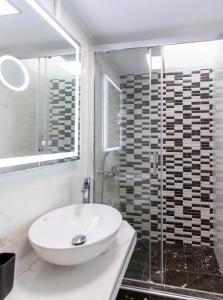 V&N Suite Santorini