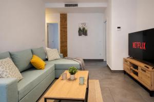 J Center Apartments - Patraix - AC & WiFi - 10 min City Center