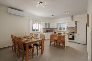 Casa Berton - Heated Saltwater Pool - Happy Rentals