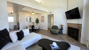 Stylish 2 Bedroom plus Loft with Rooftop Patio and Views Near Beverly Hills, Walk to Restaurants and Markets