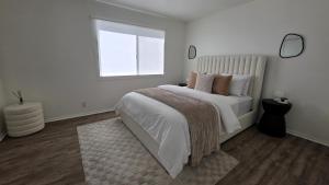 Stylish 2 Bedroom plus Loft with Rooftop Patio and Views Near Beverly Hills, Walk to Restaurants and Markets