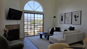 Stylish 2 Bedroom plus Loft with Rooftop Patio and Views Near Beverly Hills, Walk to Restaurants and Markets