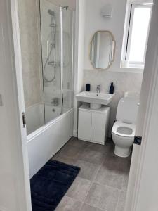 London 4-Bed in Coulsdon, 20 mins Gatwick, Parking
