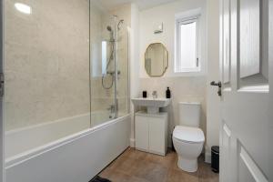 London 4-Bed in Coulsdon, 20 mins Gatwick, Parking