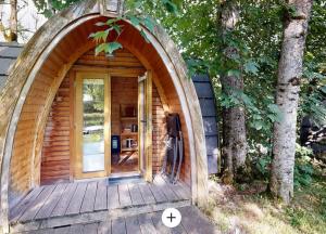 Cozy Lake Pod with shared bathroom near Gstaad