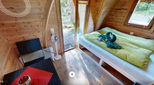 Cozy Lake Pod with shared bathroom near Gstaad