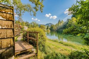 Simple Lake Pod with shared bathroom near Gstaad