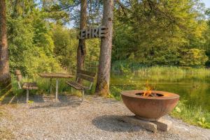 Simple Lake Pod with shared bathroom near Gstaad