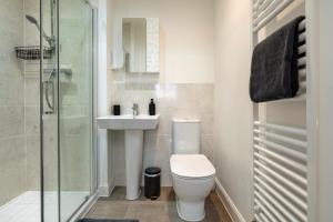 London 4-Bed in Coulsdon, 20 mins Gatwick, Parking