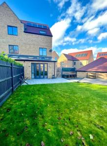 London 4-Bed in Coulsdon, 20 mins Gatwick, Parking
