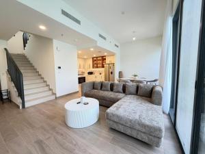 Cosy 3 Bedroom Duplex with Maids Room in Town Square - Allsopp and Allsopp