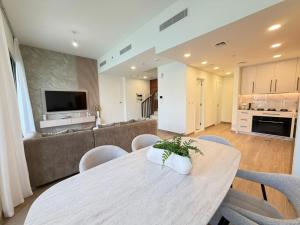 Cosy 3 Bedroom Duplex with Maids Room in Town Square - Allsopp and Allsopp