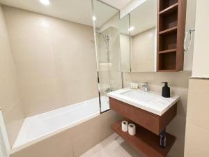 Cosy 3 Bedroom Duplex with Maids Room in Town Square - Allsopp and Allsopp