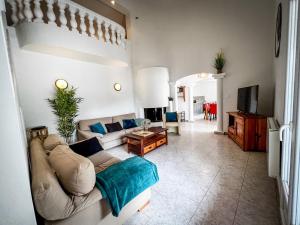 Shirley - Villa for 10 Pool Terrace - by TGB