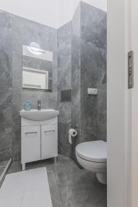 Walk to Old Town Flat, Kitchen, new bathroom