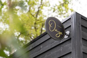 Ultiem ontspannen in luxe en design ingericht Tiny house Onyx in bosrijke omgeving