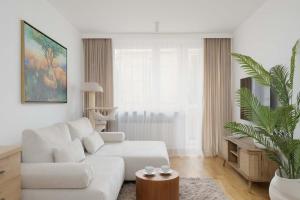 Stylish Apartment with a Balcony in the City Centre by Noclegi Renters