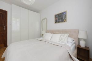 Stylish Apartment with a Balcony in the City Centre by Noclegi Renters