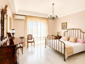Elegant Double Bedroom with Private Bathroom near Pantanello Beach in Avola