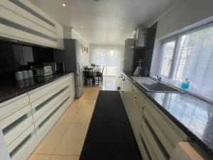 Tottenham - Sleeps 10 - Garden - Near Transport